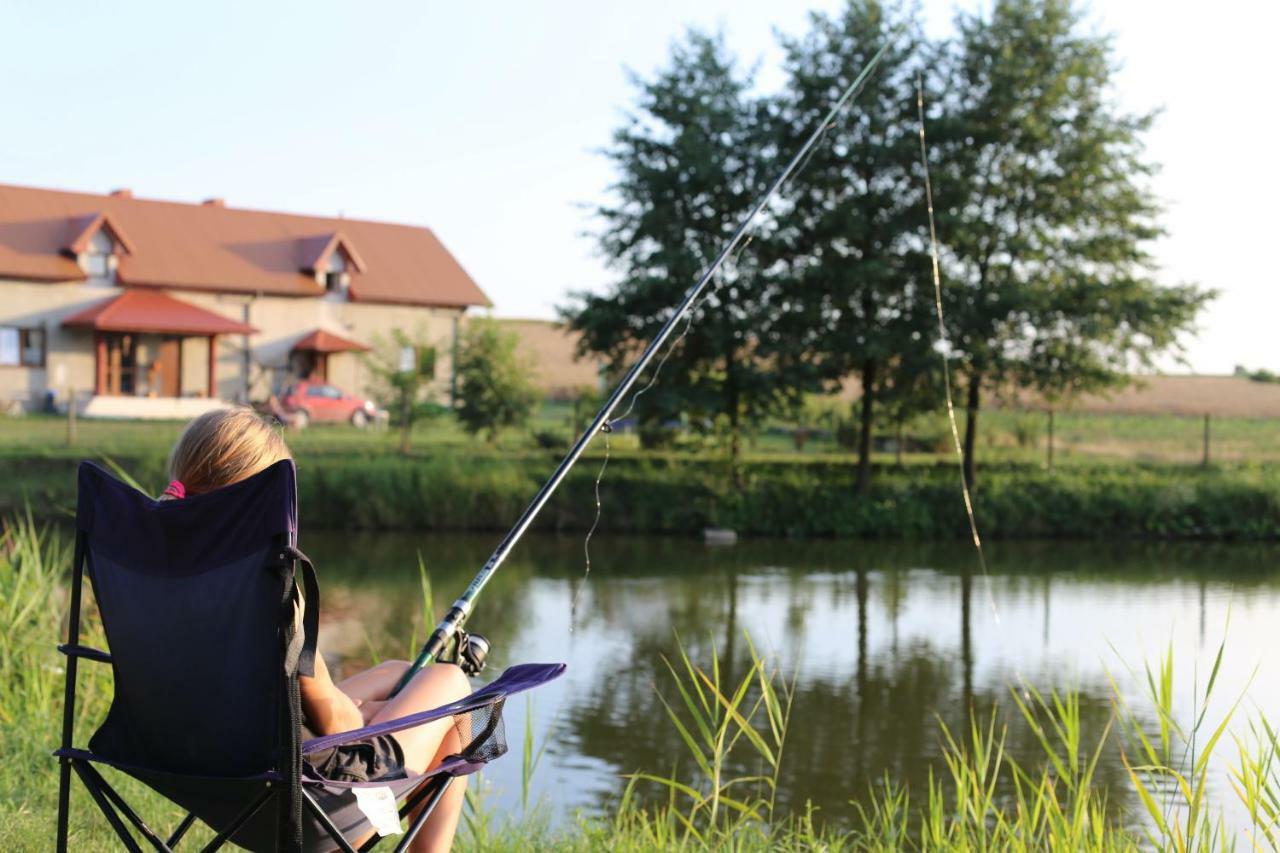 Agrowczasy Nad Stawem Villa Gartatowice Bagian luar foto